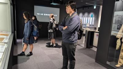 しょうけい館での見学の様子