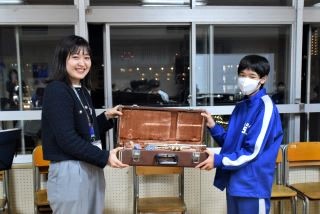 第五中学校・トランペットを渡している写真