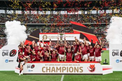 東芝の選手がトロフィーを掲げる画像