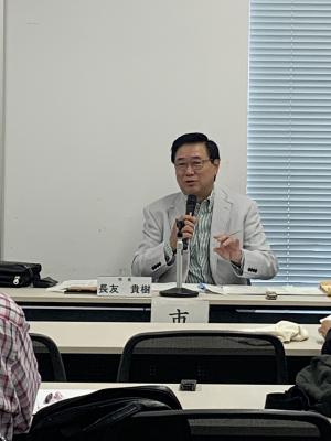 市長が質問に対して回答している写真