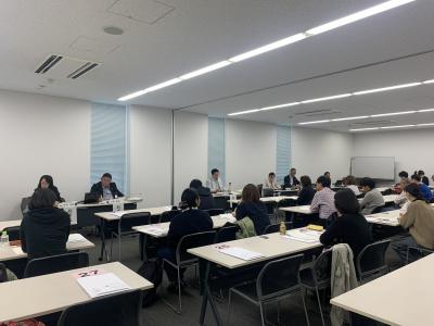 市長が質問を聞いている写真