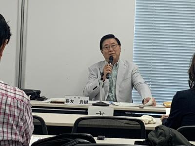 市長が自身の経験を交えながら質問者に回答している写真
