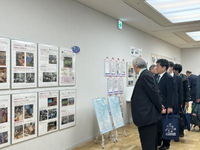 展示を見る加盟都市首長の写真