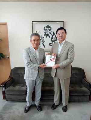 左:巴山建設株式会社会長・巴山興業株式会社社長巴山健一様、右:長友市長の画像