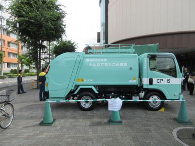 ごみ収集業者の方に用意してもらったパッカー車の様子