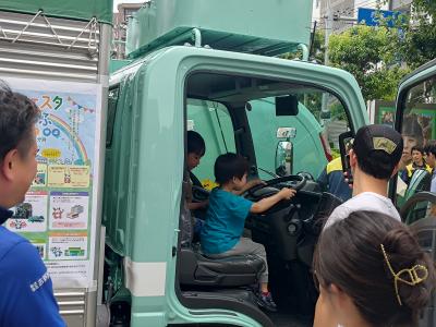 ごみ収集車乗車体験で運転席でハンドルを握っているお子様の様子