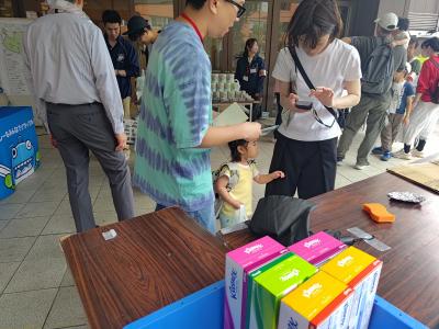 調布エコなび体験ブースで調布エコナビを実際に使用していただいている様子