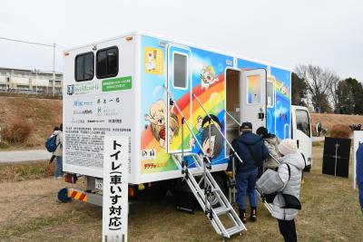 防災用トイレカーを利用している写真