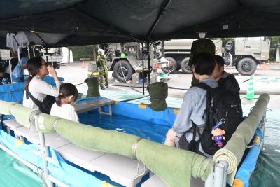 自衛隊による足湯体験の写真