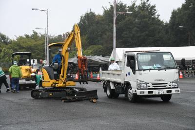 重機による道路啓開訓練の写真