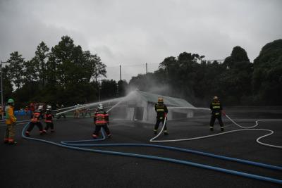 消防団・消防隊による放水の写真