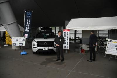 三菱自動車販売株式会社の給電車(PHEV)の展示写真
