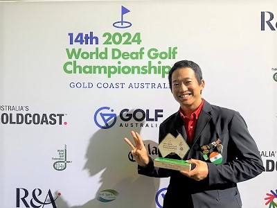 トロフィーを持つ袖山選手の写真