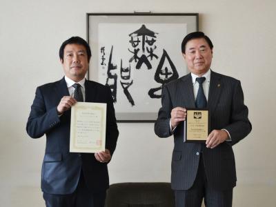 アワード受賞に関する市長との写真