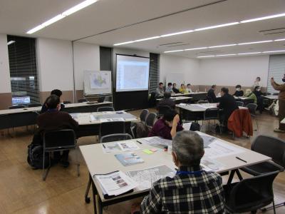 報告を聞く参加者の様子