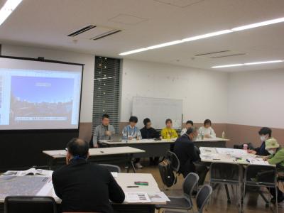 石川研究室のまち歩きの報告の様子