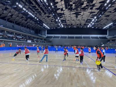 ドッヂビーの試合をする子どもの写真