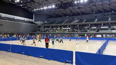 ドッヂビーの試合をする子どもの写真