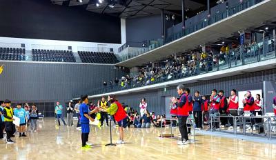 上位入賞チームが表彰される様子