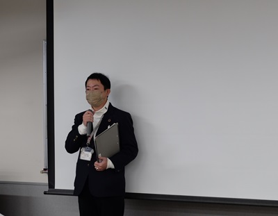 市の挨拶をする文化生涯学習課長