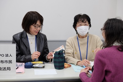 団体ブースで直接説明をうける様子