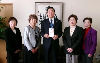 寄附贈呈式での集合写真