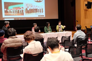 サークル活動の様子を話す3人の方の様子