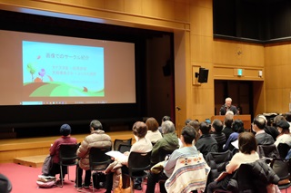 活動写真を説明する様子