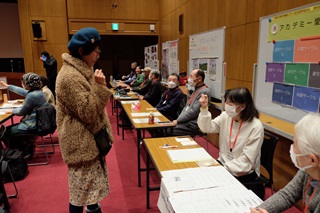 サークルブースに立ち寄り話を聞く様子