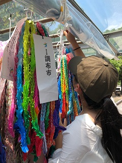 折り鶴献納の様子