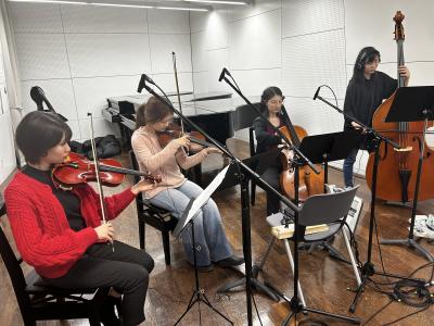 ヴァイオリン等を演奏している様子