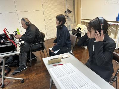 音源を確認する様子