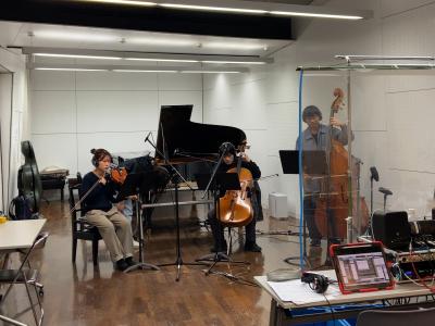 チェロ等を演奏している様子