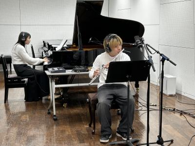 フルートとピアノを演奏している様子