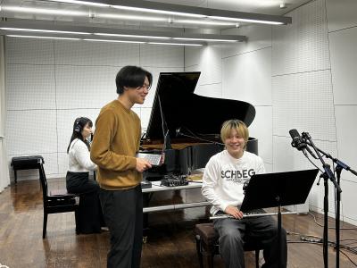 制作中の学生たち