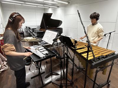 鍵盤打楽器を演奏している様子