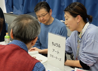 ボランティア団体へ個別訪問して質問している様子