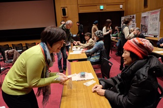 サークルブースへ個別質問の様子