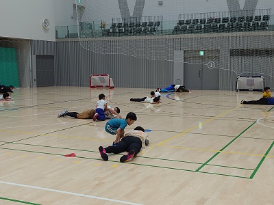 相手に転がされないように床に寝転ぶ様子