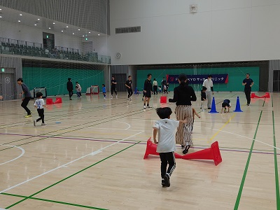 障害物を避けて走り回る様子