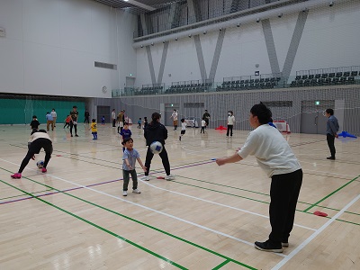 ボールを投げあう様子