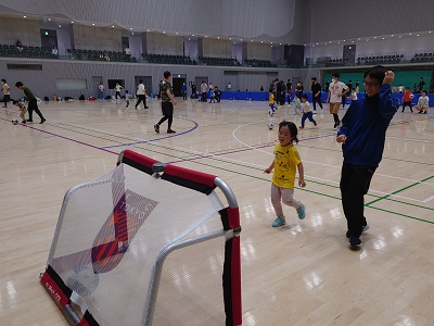 ゴールにシュートする様子