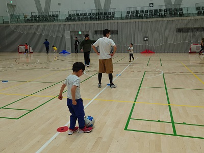 後ろから静かにゴールに向かう様子