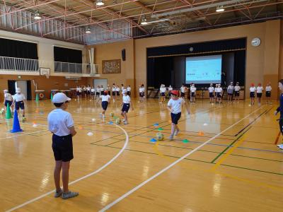 コーンを目指してドリブルをする写真