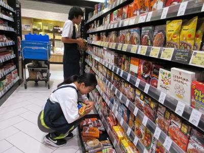 職場体験で品出しをしている写真