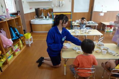 職場体験で配膳をしている写真