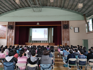 出前授業DVD視聴の写真