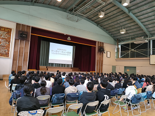 体育館で出前授業している様子
