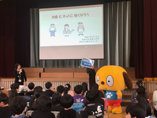 チー坊が消費生活センターを紹介している写真