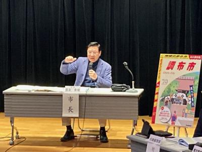 市長と語るふれあいトーキングで市長が質問に回答している写真